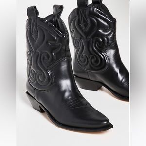 Shultz Zachy Booties size 9.5